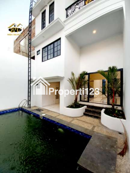 MBV159.BRAND NEW EUROPEAN CLASSIC 3 FLOOR WITH SWIMMING POOL JAGAKARSA JAKARTA SELATAN - 2