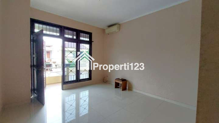 Rumah Hoek Siap Huni Taman Modern Cakung Jakarta Timur - 11