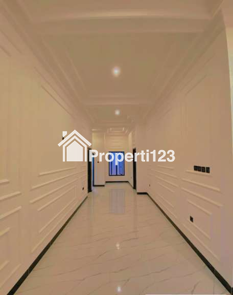 Rumah Impian Anda Menanti! Hunian Cluster Classic Modern dengan Ruko di Lokasi Premium Jakarta Selatan - 11
