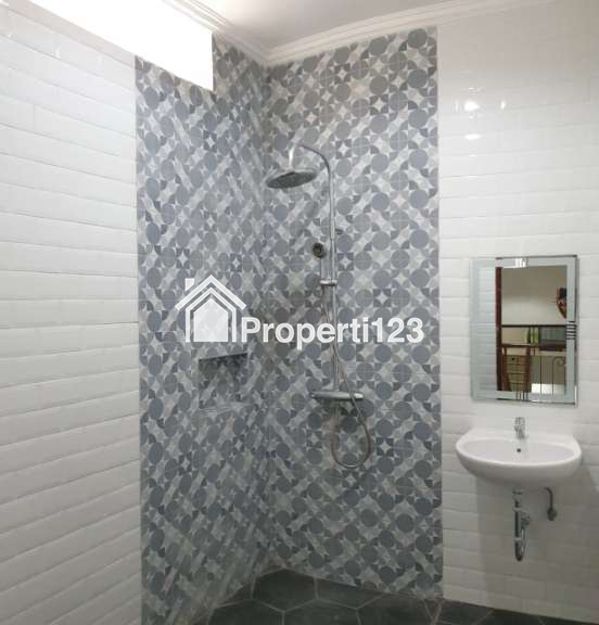 DISEWAKAN RUMAH DENGAN KONDISI BAGUS DI MEDITERANIA REGENCY CIKUNIR - 12