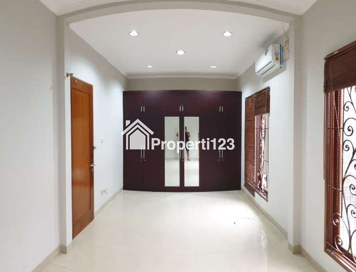 DISEWAKAN RUMAH DENGAN KONDISI BAGUS DI MEDITERANIA REGENCY CIKUNIR - 17