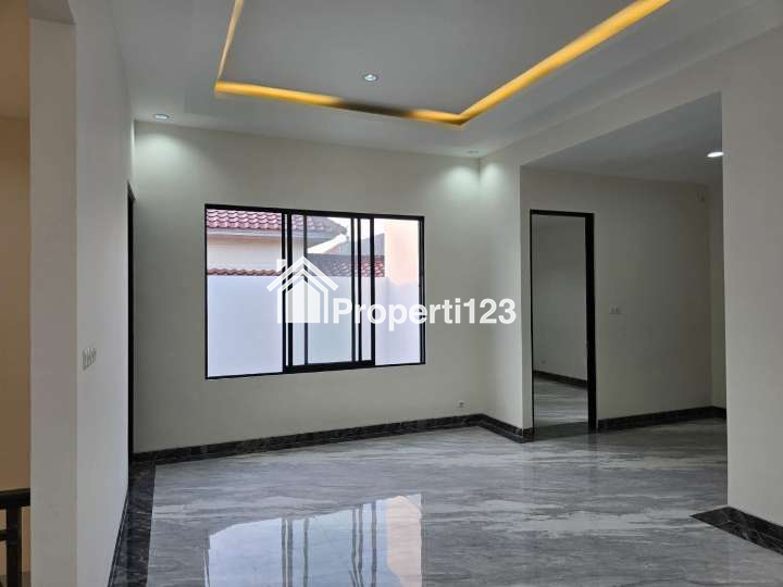 Rumah American Classic Baru Renov Lokasi Pakuwon City Surabaya - 3