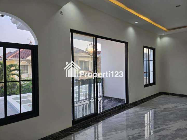 Rumah American Classic Baru Renov Lokasi Pakuwon City Surabaya - 12