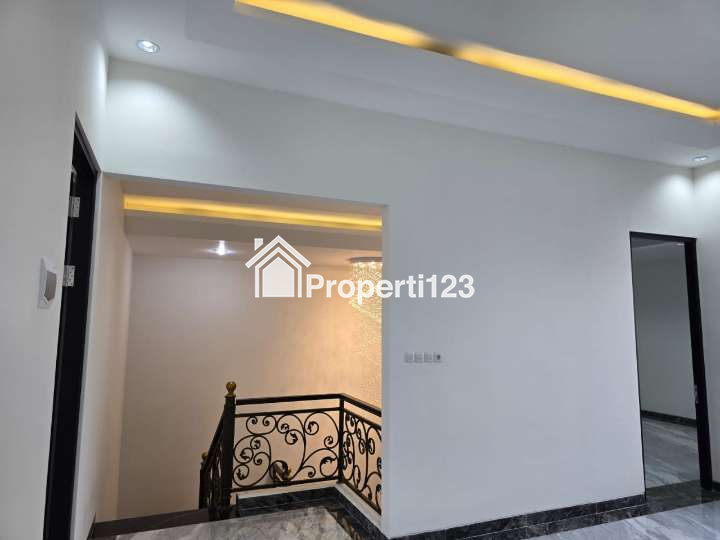 Rumah American Classic Baru Renov Lokasi Pakuwon City Surabaya - 17