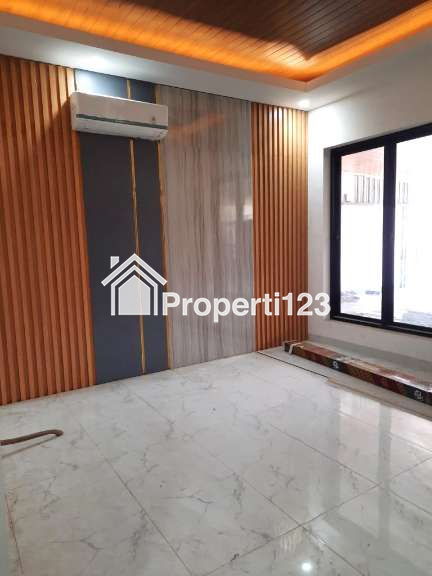 Rumah Cocok Untuk Tempat Usaha Jalan Harapan Indah Raya Bekasi - 2