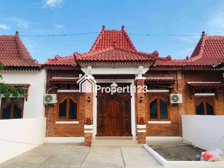 Rumah Joglo Pesan Bangun Timur Pintu Masuk Candi Prambanan - 3