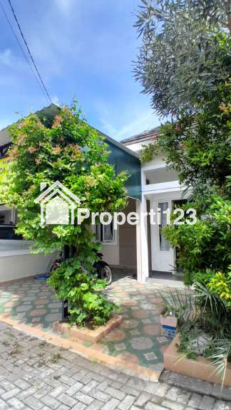 Rumah 2 lantai strategis di dalam perumahan Bangunjiwo - 1