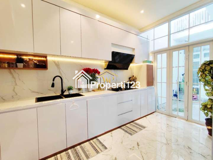 RUMAH MEWAH SEMI FURNISH DESAIN MODERN DI MAGUWOHARJO - 8