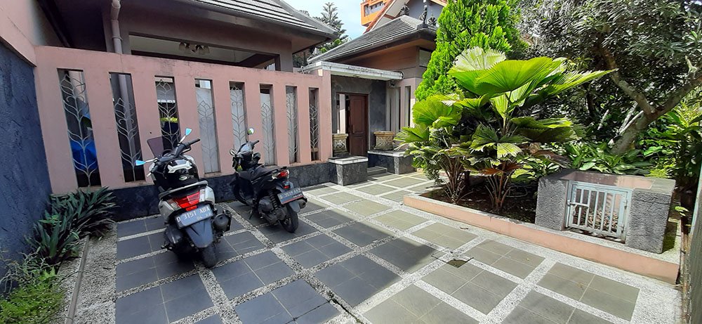 RUMAH TIGA LANTAI DI JALAN AWILIGAR RAYA BANDUNG - 4