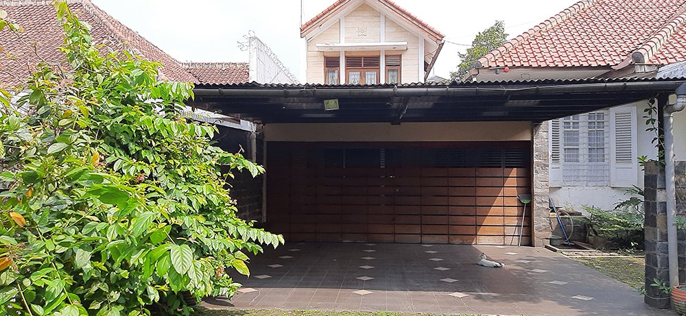 RUMAH GAYA KOLONIAL DENGAN  PAVILIUN DI JALAN TERATE KOTA BANDUNG - 4