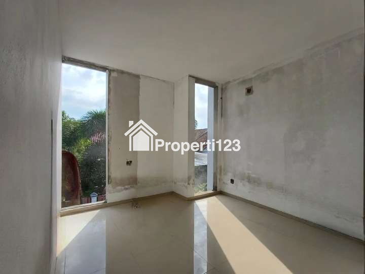 DIJUAL RUMAH 2 LANTAI DI KALASAN DEKAT DENGAN KAMPUS UKRIM - 2