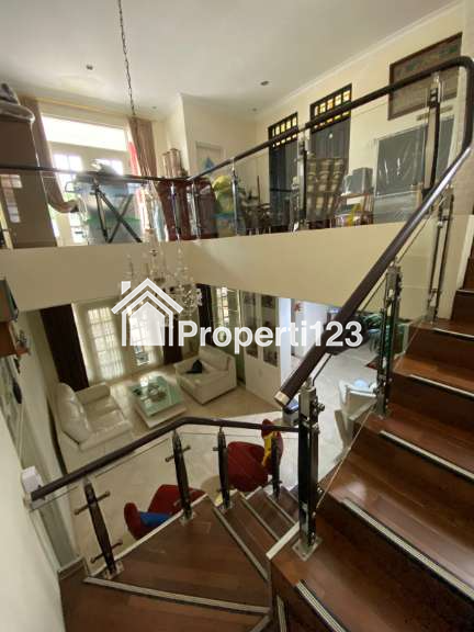 Rumah Hook Istimewa Semi Furnished di babatan pratama Wiyung Surabaya Barat - 8