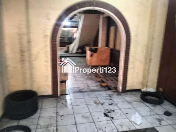Ruko Tempat Usaha Komersial Area Lokasi Raya Manyar Surabaya - 4