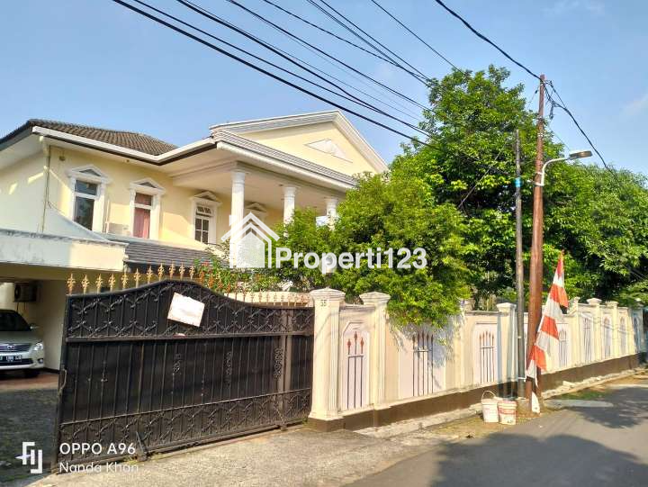 Rumah Mewah Klasik Swimming Pool Siap Pakai - 1