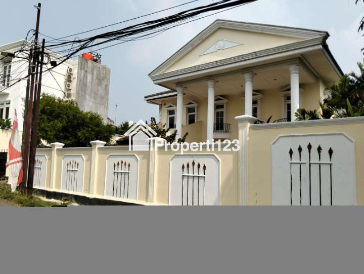 Rumah Mewah Klasik Swimming Pool Siap Pakai - 4