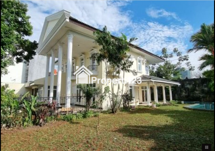 Rumah Mewah Klasik Swimming Pool Siap Pakai - 13