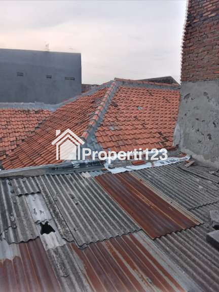 Rumah di Klender cocok untuk tempat tinggal dan usaha - 16