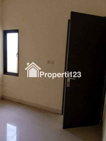 Rumah di Cikarang dengan Taman, Dekat Jalan Raya - 5