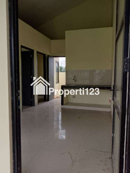 Rumah di Cikarang dengan Taman, Dekat Jalan Raya - 2