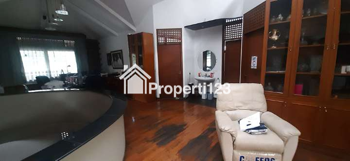 RUMAH GAYA INDUSTRIAL CLASSIC DENGAN PAVILIUN DI SAYAP Jl. IR. H. JUANDA DAGO BANDUNG - 9