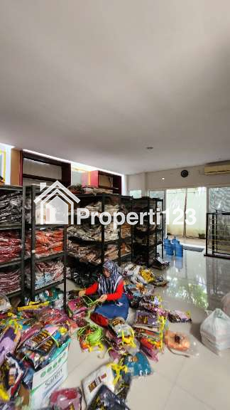 MURAH LUAS Dijual Rumah Royal Residence Rosenburg RAYA Luar Cluster - Row Jalan LEBAR 6 Mobil - 8