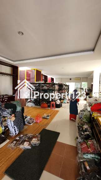 MURAH LUAS Dijual Rumah Royal Residence Rosenburg RAYA Luar Cluster - Row Jalan LEBAR 6 Mobil - 4