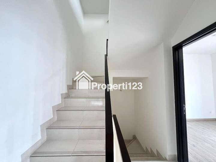 Rumah + Attic Masion De Westeria Metland Menteng Jakarta Timur - 9