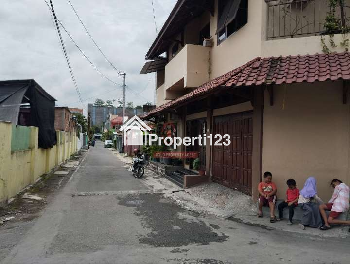 Rumah 2 Lantai Siap Huni Posisi Hook Tengah Kota Solo - 2