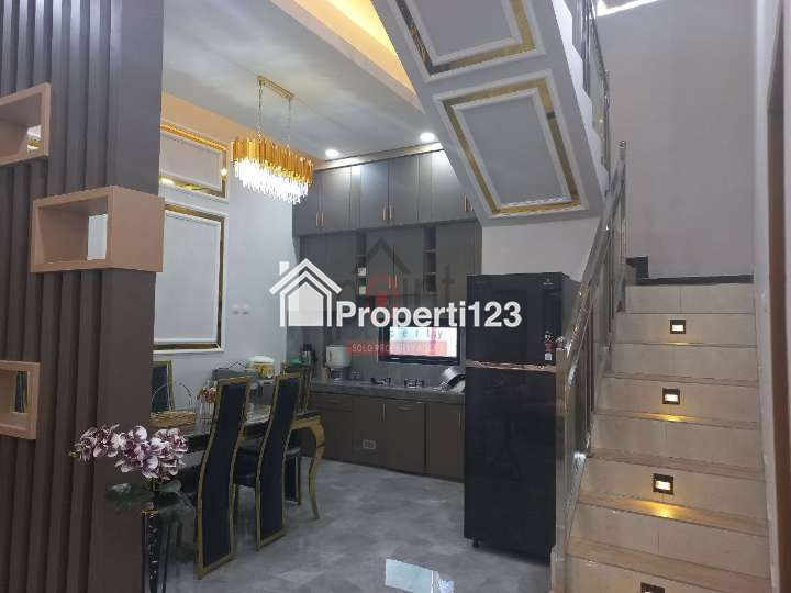 Rumah Mewah Modern 2 Lantai Full Furnished dalam Perumahan Cluster Elite Solo Baru - 9
