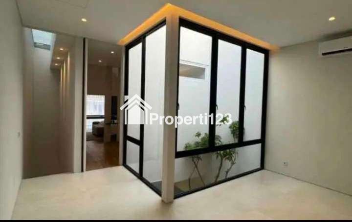 Rumah Semi Furnished Baru Gress Lokasi Mojoklanggru Gubeng Surabaya - 3