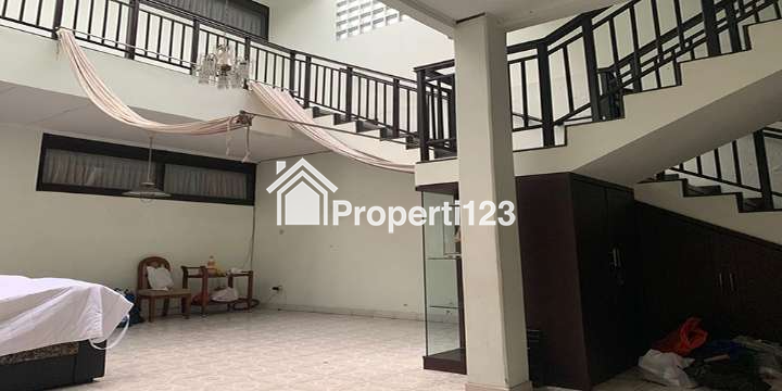 RUMAH 2 LANTAI UNTUK KANTOR ATAU TEMPAT KURSUS SAYAP JL. RIAU MARTADINATA BANDUNG - 2