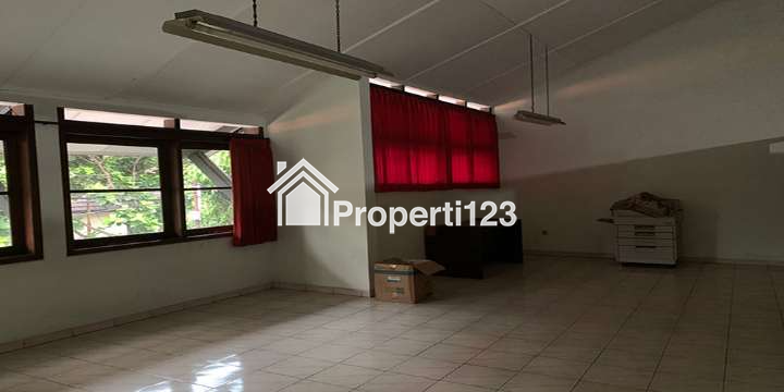 RUMAH 2 LANTAI UNTUK KANTOR ATAU TEMPAT KURSUS SAYAP JL. RIAU MARTADINATA BANDUNG - 4