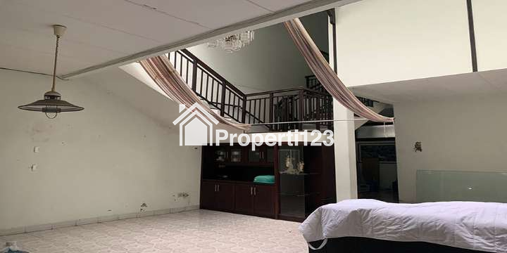 RUMAH 2 LANTAI UNTUK KANTOR ATAU TEMPAT KURSUS SAYAP JL. RIAU MARTADINATA BANDUNG - 9