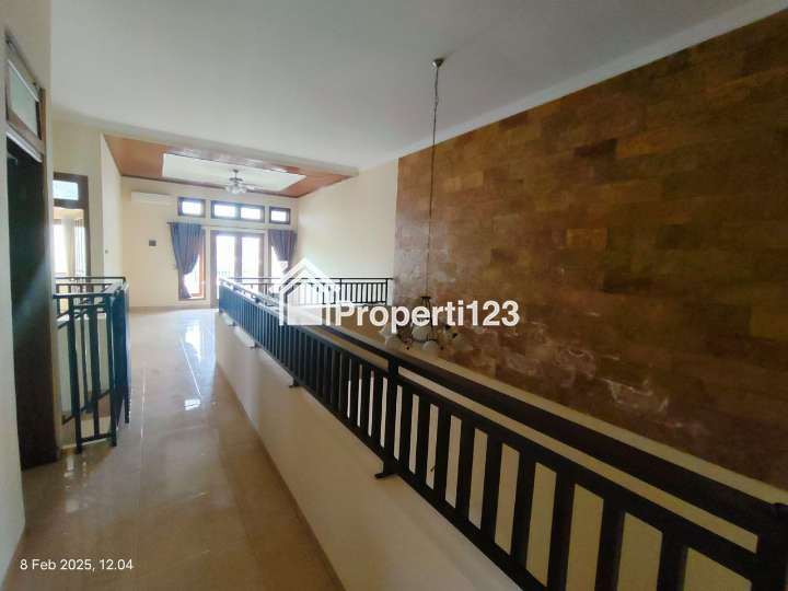 Rumah Mewah 2 Lantai Siap Huni dekat Rumah Jokowi di Banyuanyar Solo - 10