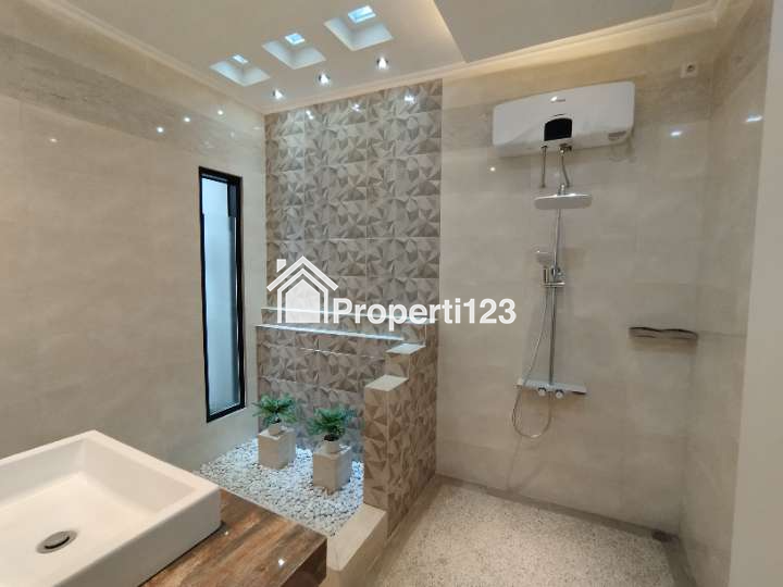 Rumah Mewah Baru 2 Lantai Semi Furnished Siap Huni di Mojosongo Jebres Solo - 13