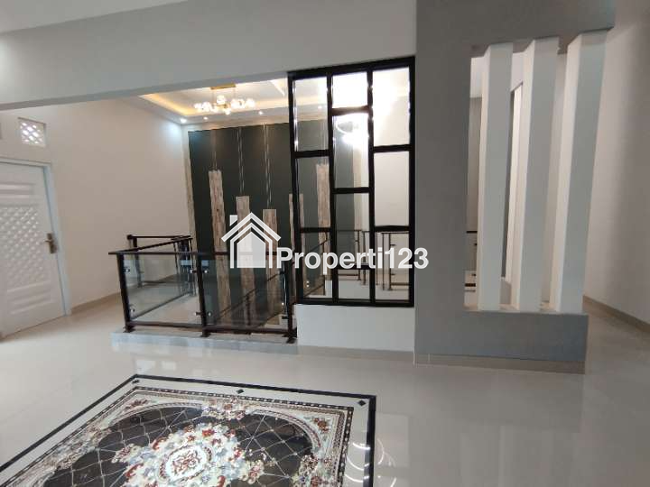 Rumah Mewah Baru 2 Lantai Semi Furnished Siap Huni di Mojosongo Jebres Solo - 16