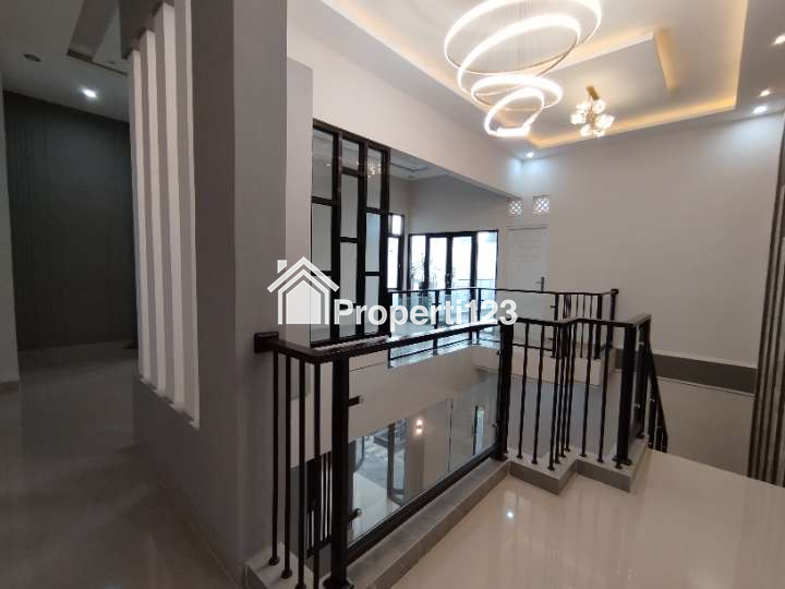 Rumah Mewah Baru 2 Lantai Semi Furnished Siap Huni di Mojosongo Jebres Solo - 15