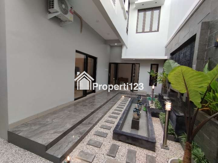 Rumah Mewah Baru 2 Lantai Semi Furnished Siap Huni di Mojosongo Jebres Solo - 4