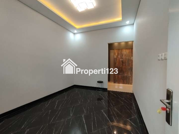 Rumah Mewah Baru 2 Lantai Semi Furnished Siap Huni di Mojosongo Jebres Solo - 9