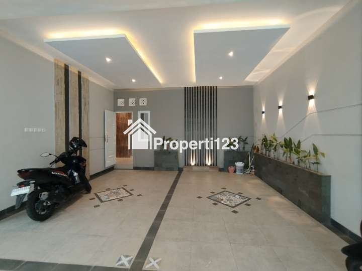 Rumah Mewah Baru 2 Lantai Semi Furnished Siap Huni di Mojosongo Jebres Solo - 2
