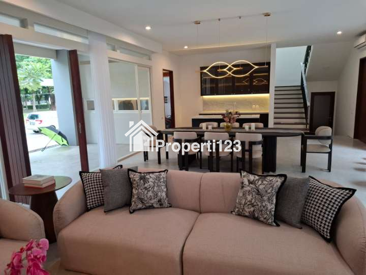 New Private Pool Rumah Graha Family Surabaya Full Furnish Desain Interior Dekat Pakuwon Indah, Citraland, Royal Residence, Dian Istana - 2