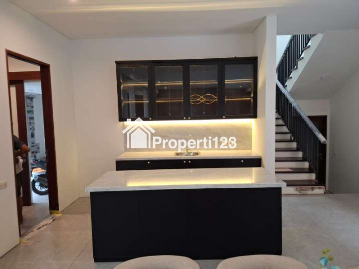 New Private Pool Rumah Graha Family Surabaya Full Furnish Desain Interior Dekat Pakuwon Indah, Citraland, Royal Residence, Dian Istana - 7