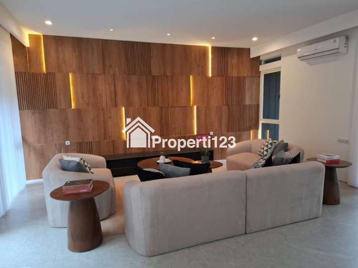 New Private Pool Rumah Graha Family Surabaya Full Furnish Desain Interior Dekat Pakuwon Indah, Citraland, Royal Residence, Dian Istana - 4