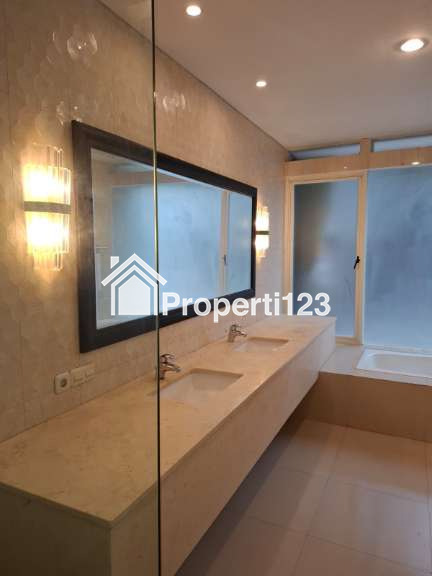 New Private Pool Rumah Graha Family Surabaya Full Furnish Desain Interior Dekat Pakuwon Indah, Citraland, Royal Residence, Dian Istana - 12