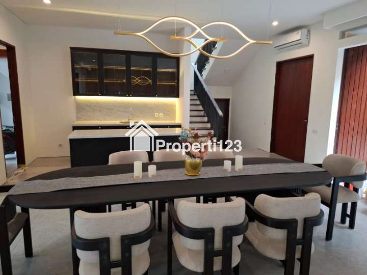 New Private Pool Rumah Graha Family Surabaya Full Furnish Desain Interior Dekat Pakuwon Indah, Citraland, Royal Residence, Dian Istana - 5