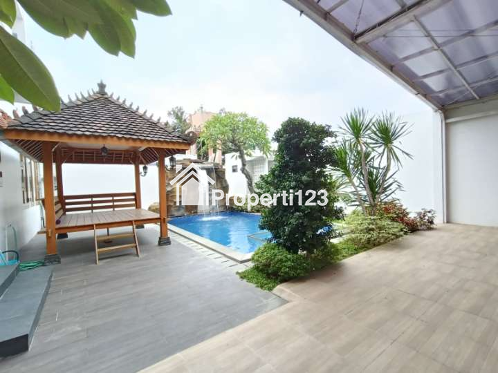 Rumah Mewah 2 Lantai Full Furnished Kualitas Lux dan Kolam Renang Pribadi - 1