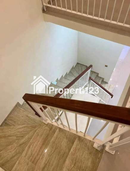 Rumah Baru Minimalis Modern di Komplek Ketintang Madya Surabaya Selatan - 4