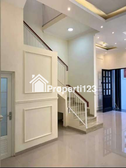 Rumah Baru Minimalis Modern di Komplek Ketintang Madya Surabaya Selatan - 5