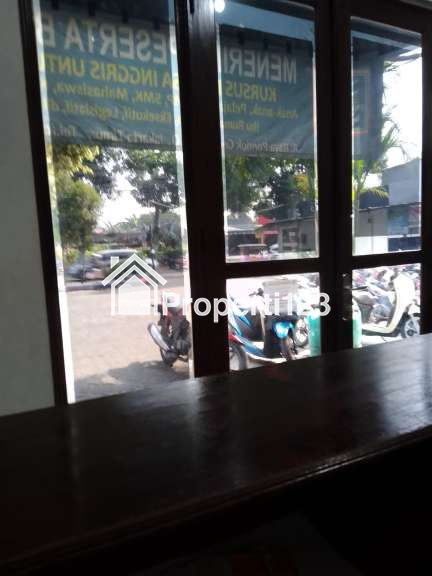 Ruko 3 lantai di daerah ramai dan padat - 6