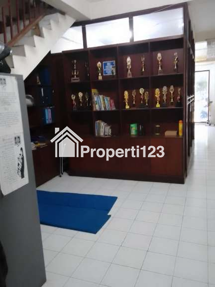 Ruko 3 lantai di daerah ramai dan padat - 4